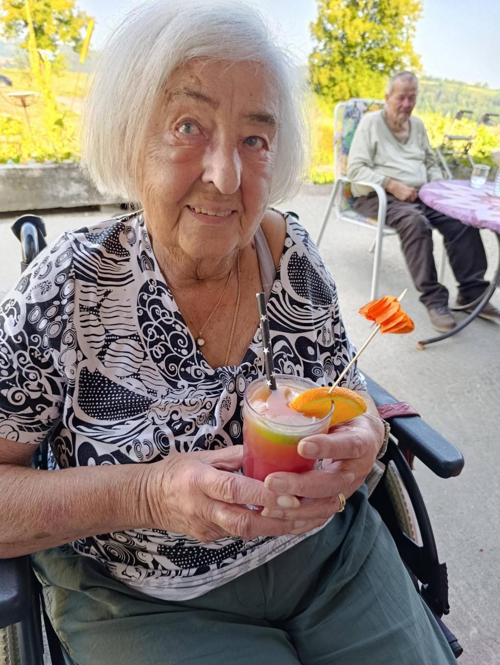 auf dem Bild ist ein Gast zu sehen, die einen alkoholfreien Cocktail genießt